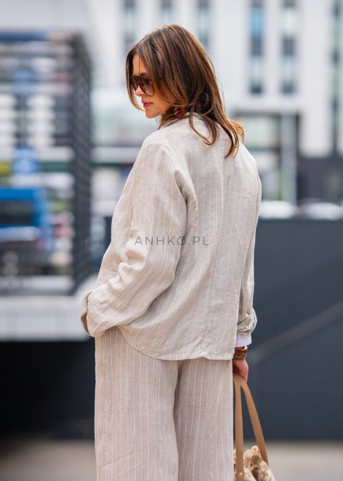 Lniana marynarka damska w kremowym kolorze z delikatnymi prążkami, klasyczny krój oversize, stylizacja miejska z naturalnymi dodatkami.
