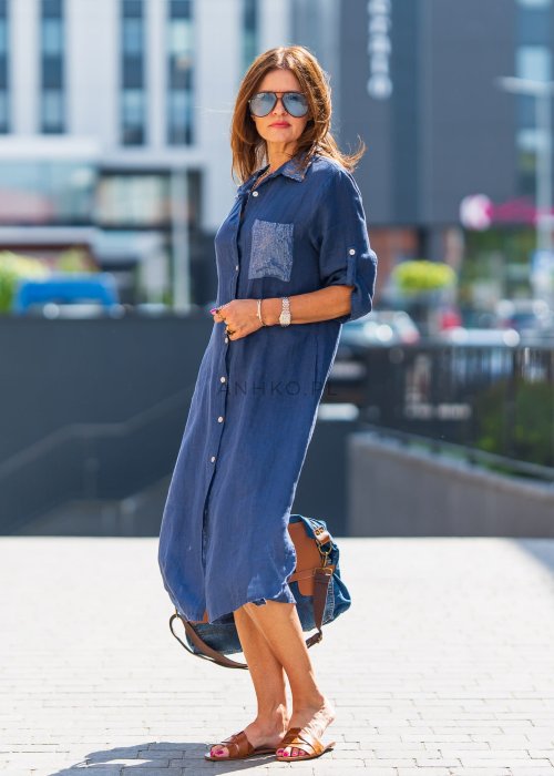 Lniana sukienka koszulowa midi w kolorze granatowym z cekinowym kołnierzykiem i kieszenią, styl miejski z naturalną elegancją.