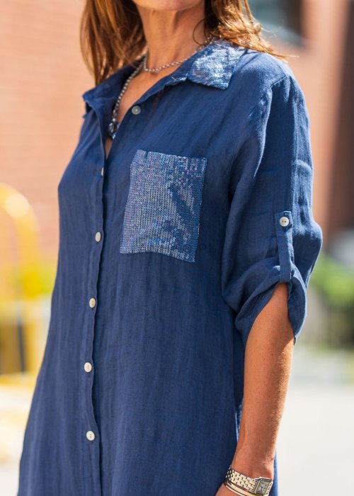 Lniana sukienka koszulowa midi w kolorze granatowym z cekinowym kołnierzykiem i kieszenią, styl miejski z naturalną elegancją.