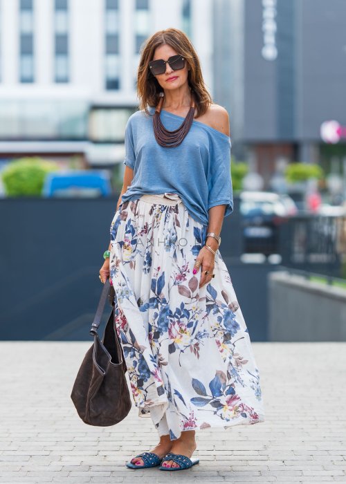 Niebieska lniana bluzka damska oversize wykonana w 100% z naturalnego lnu z szerokim dekoltem i krótkim rękawem w codziennej stylizacji.