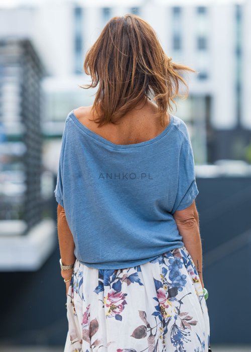 Niebieska lniana bluzka damska oversize wykonana w 100% z naturalnego lnu z szerokim dekoltem i krótkim rękawem w codziennej stylizacji.