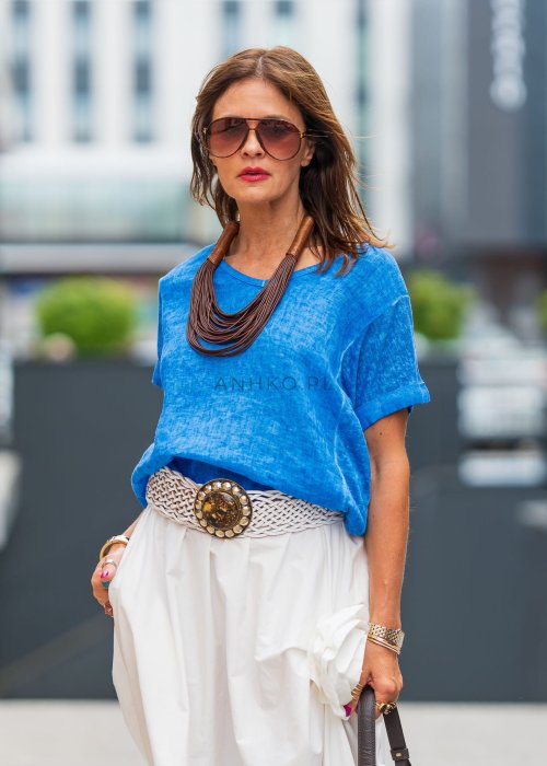 Niebieska lniana bluzka damska o luźnym kroju z krótkim rękawem i delikatnym dekoltem. Lekki materiał naturalnie układa się na sylwetce.