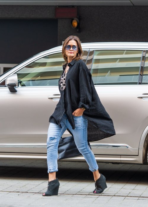 Czarna lniana koszula damska oversize z długim rękawem i kołnierzykiem, stylizowana z jeansami w miejskim looku.