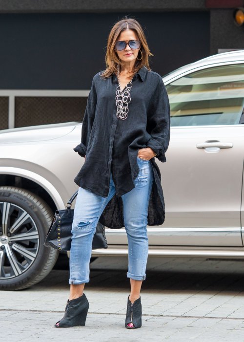 Czarna lniana koszula damska oversize z długim rękawem i kołnierzykiem, stylizowana z jeansami w miejskim looku.