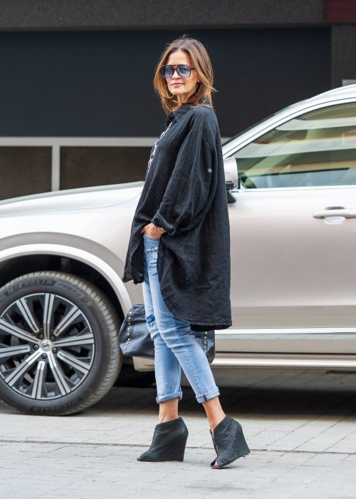 Czarna lniana koszula damska oversize z długim rękawem i kołnierzykiem, stylizowana z jeansami w miejskim looku.