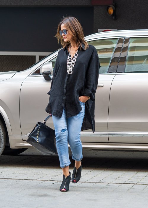 Czarna lniana koszula damska oversize z długim rękawem i kołnierzykiem, stylizowana z jeansami w miejskim looku.