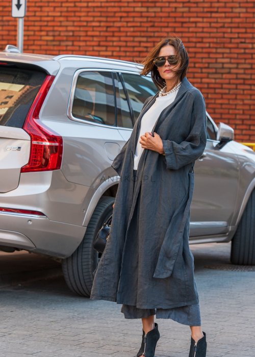 Długie grafitowe kimono lniane z wiązaniem w talii, zestawione z szerokimi spodniami i topem w minimalistycznej stylizacji miejskiej.