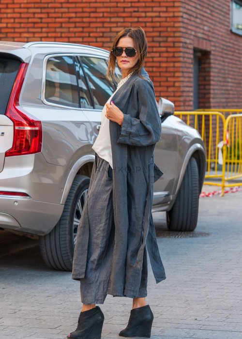 Długie grafitowe kimono lniane z wiązaniem w talii, zestawione z szerokimi spodniami i topem w minimalistycznej stylizacji miejskiej.