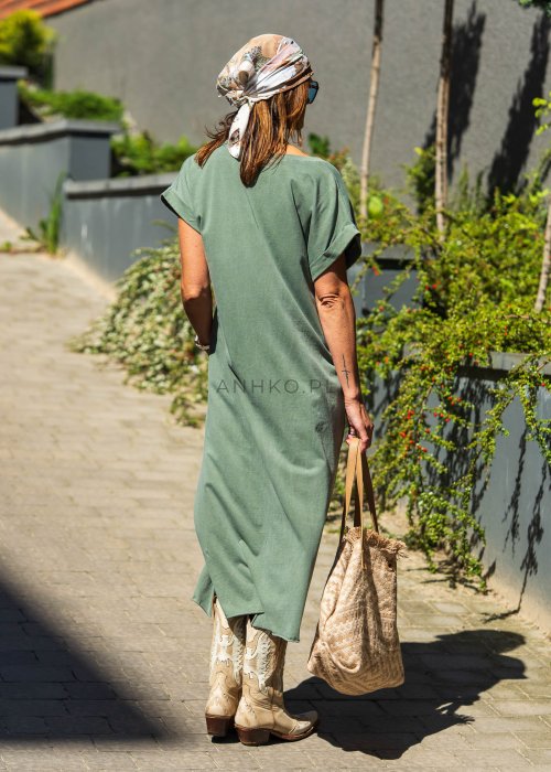 Sukienka midi w kolorze military khaki z dekoltem V i krótkim rękawem, luźny fason z bocznym rozcięciem w stylizacji z kowbojkami i dużą torbą.