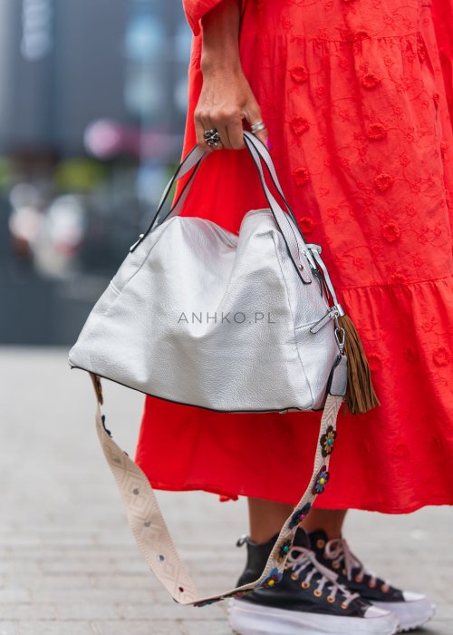 torebka-damska-grini-srebrna-z-fredzlem (2).jpg