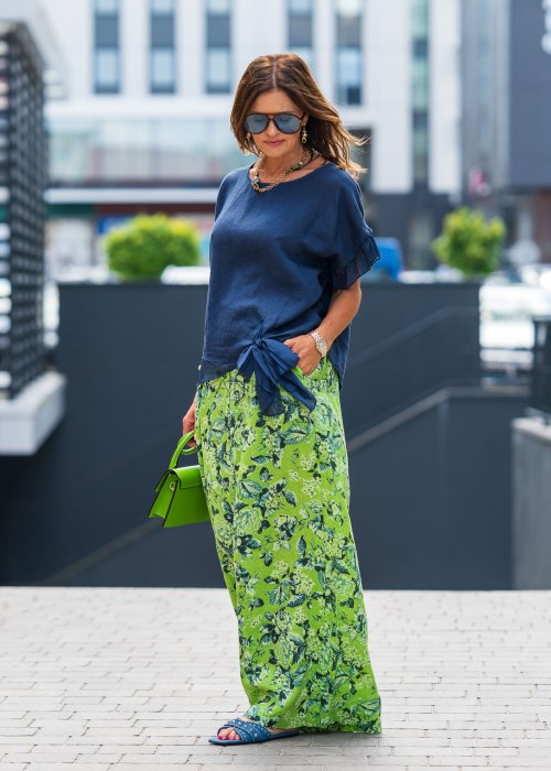 Granatowa lniana bluzka damska z dodatkiem jedwabiu, falbaniastymi rękawami oraz asymetrycznym wykończeniem z ozdobnym wiązaniem. Elegancki model do codziennych stylizacji.