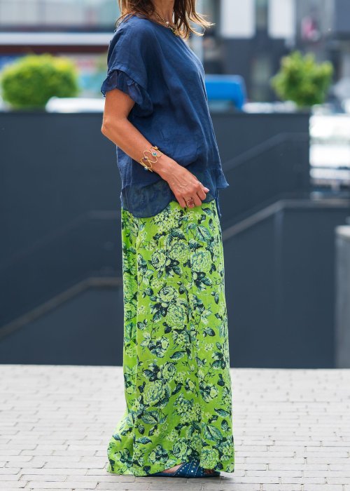Granatowa lniana bluzka damska z dodatkiem jedwabiu, falbaniastymi rękawami oraz asymetrycznym wykończeniem z ozdobnym wiązaniem. Elegancki model do codziennych stylizacji.