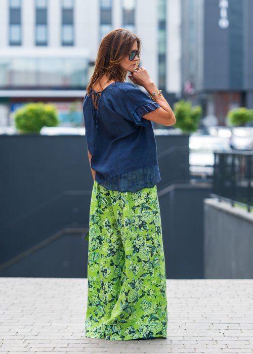Granatowa lniana bluzka damska z dodatkiem jedwabiu, falbaniastymi rękawami oraz asymetrycznym wykończeniem z ozdobnym wiązaniem. Elegancki model do codziennych stylizacji.