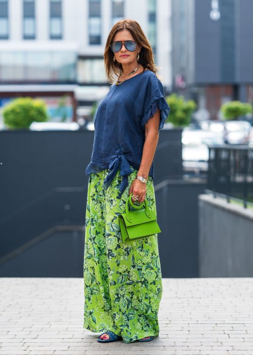 Granatowa lniana bluzka damska z dodatkiem jedwabiu, falbaniastymi rękawami oraz asymetrycznym wykończeniem z ozdobnym wiązaniem. Elegancki model do codziennych stylizacji.