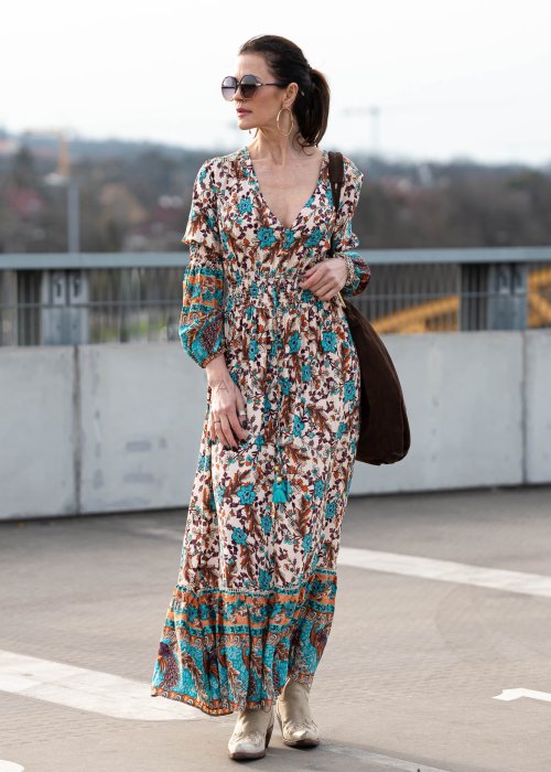 Sukienka maxi w stylu boho z etniczno-kwiatowym printem w odcieniach turkusu, beżu i brązu. Model z głębokim dekoltem V, elastycznym pasem oraz zwiewnymi rękawami pięknie podkreśla sylwetkę