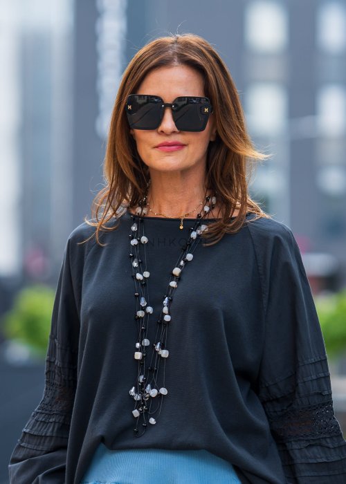 Długi naszyjnik damski na cienkich sznurkach z czarnymi i perłowymi koralikami oraz drobnymi kryształkami o nieregularnym kształcie.