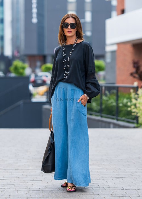 Długi naszyjnik damski na cienkich sznurkach z czarnymi i perłowymi koralikami oraz drobnymi kryształkami o nieregularnym kształcie.