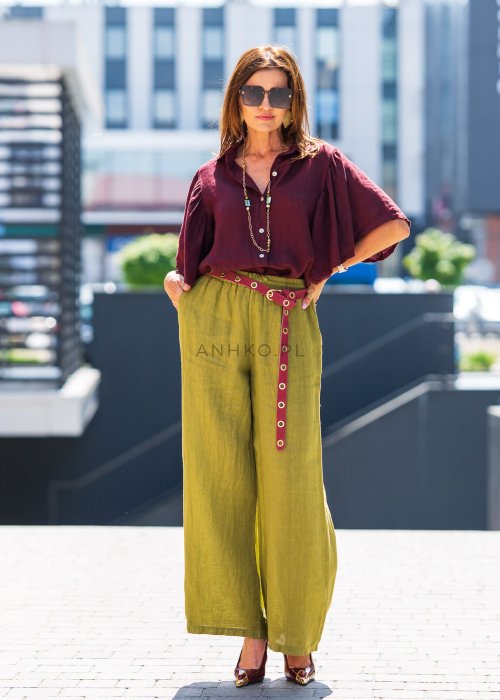 Bordowa koszula lniana damska o luźnym kroju z szerokimi rękawami i kołnierzykiem. Model pięknie układa się na sylwetce i ma lekki, swobodny charakter.