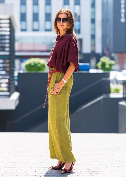 Bordowa koszula lniana damska o luźnym kroju z szerokimi rękawami i kołnierzykiem. Model pięknie układa się na sylwetce i ma lekki, swobodny charakter.