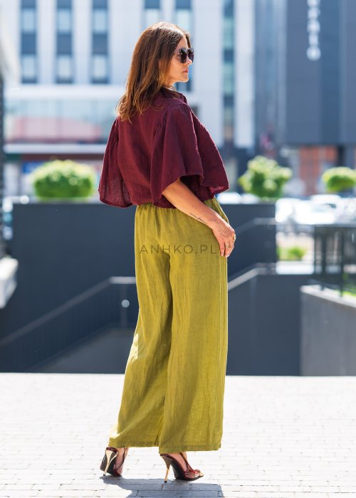 Bordowa koszula lniana damska o luźnym kroju z szerokimi rękawami i kołnierzykiem. Model pięknie układa się na sylwetce i ma lekki, swobodny charakter.