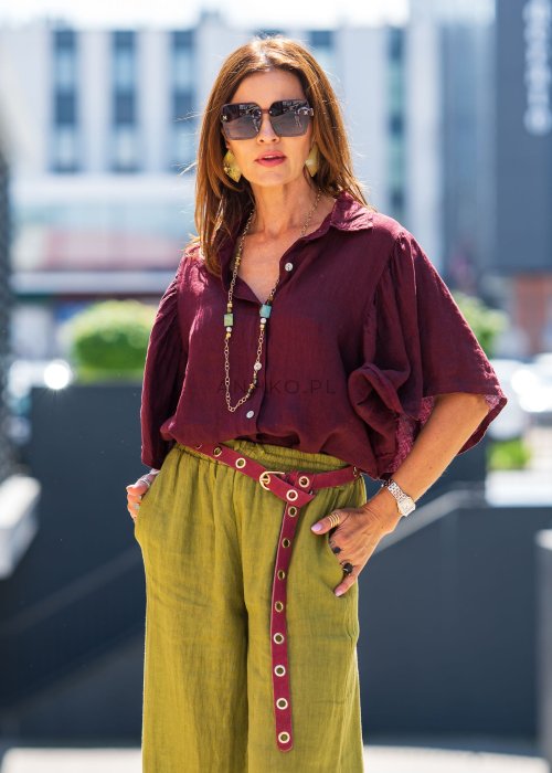 Bordowa koszula lniana damska o luźnym kroju z szerokimi rękawami i kołnierzykiem. Model pięknie układa się na sylwetce i ma lekki, swobodny charakter.