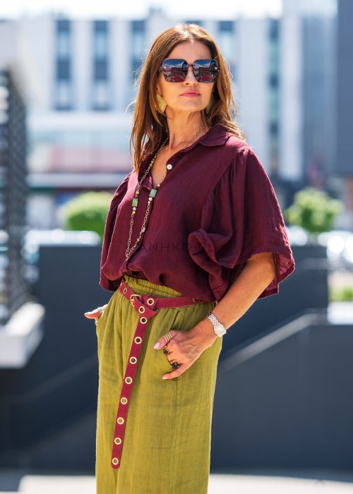 Bordowa koszula lniana damska o luźnym kroju z szerokimi rękawami i kołnierzykiem. Model pięknie układa się na sylwetce i ma lekki, swobodny charakter.