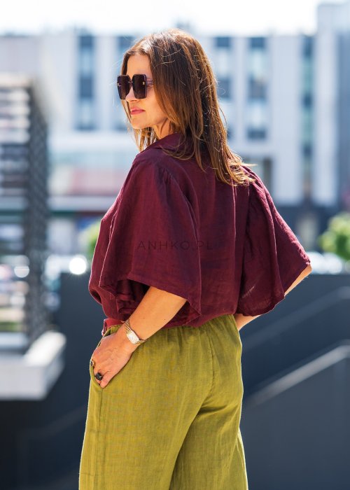 Bordowa koszula lniana damska o luźnym kroju z szerokimi rękawami i kołnierzykiem. Model pięknie układa się na sylwetce i ma lekki, swobodny charakter.