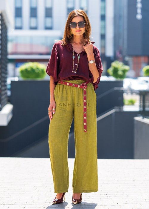 Bordowa koszula lniana damska o luźnym kroju z szerokimi rękawami i kołnierzykiem. Model pięknie układa się na sylwetce i ma lekki, swobodny charakter.