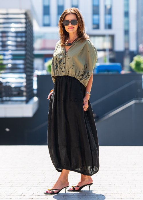 Czarna spódnica lniana maxi z gumką w pasie i marszczonym dołem, o luźnym fasonie. Stylizacja z żółtą koszulą i eleganckimi klapkami na obcasie.