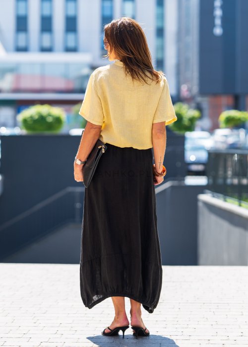 Czarna spódnica lniana maxi z gumką w pasie i marszczonym dołem, o luźnym fasonie. Stylizacja z żółtą koszulą i eleganckimi klapkami na obcasie.