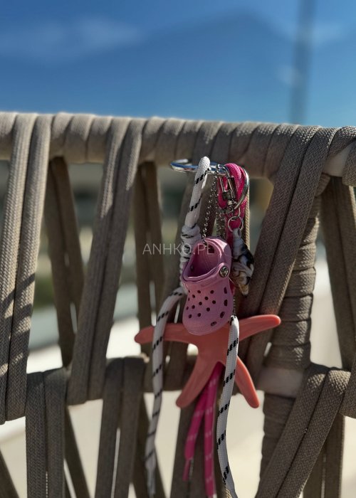 breloczek-stella-marina-rozowo-bialy-z-gumowym-crocs-muszelka-i-rozgwiazda