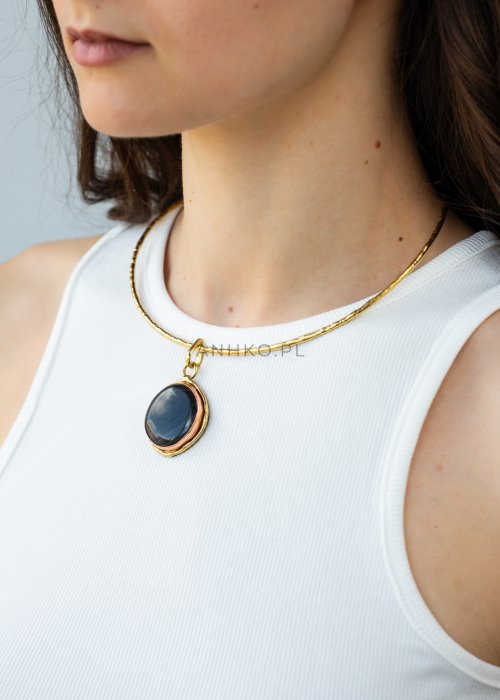 naszyjnik-cile-i-zloty-z-naturalna-zawieszka-czarna-testowany-na-nikiel-letni-design.jpg