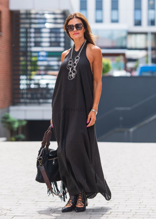 Czarna lniana sukienka maxi bez rękawów z wiązaniem na karku, w luźnym kroju i stylu boho