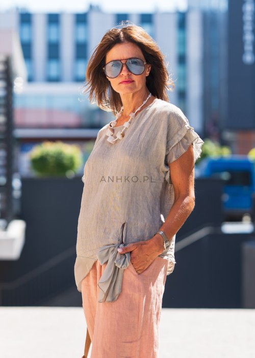 Bluzka lniana damska w kolorze taupe z dodatkiem jedwabiu, falbaniastymi rękawami oraz asymetrycznym wykończeniem z ozdobnym wiązaniem. Elegancki model do codziennych stylizacji.