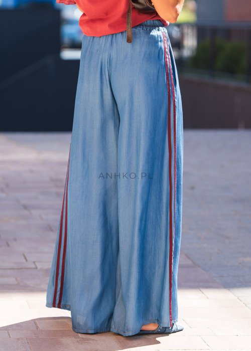 Niebieskie spodnie z lekkiego denimu o szerokich nogawkach, elastycznym pasie i ozdobnych lampasach w kolorze bordo