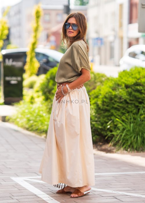 Beżowa spódnica maxi z elastyczną talią, lekki i rozkloszowany fason w kobiecej, swobodnej stylizacji.