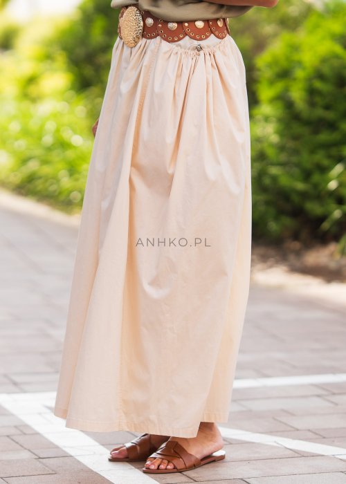 Beżowa spódnica maxi z elastyczną talią, lekki i rozkloszowany fason w kobiecej, swobodnej stylizacji.