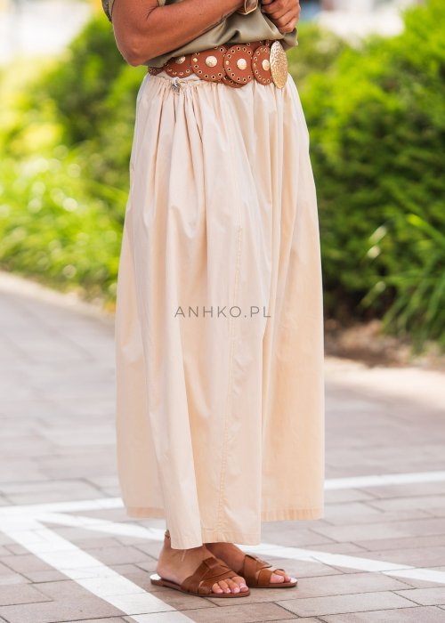 Beżowa spódnica maxi z elastyczną talią, lekki i rozkloszowany fason w kobiecej, swobodnej stylizacji.