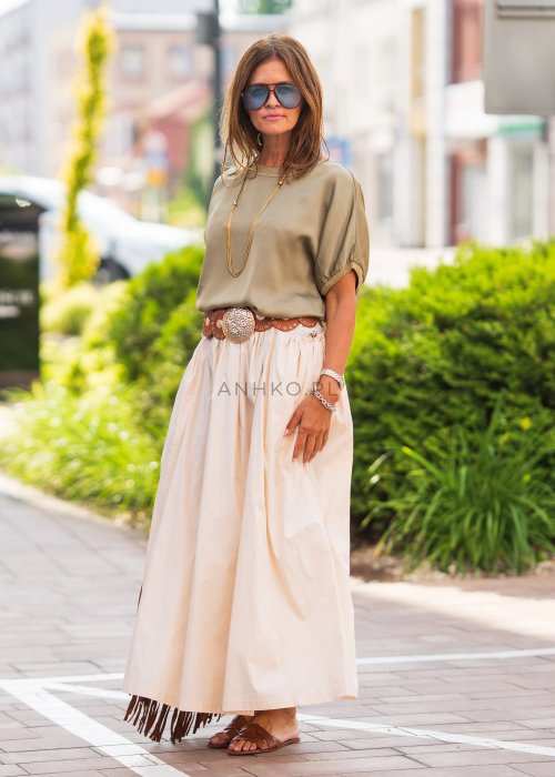 Beżowa spódnica maxi z elastyczną talią, lekki i rozkloszowany fason w kobiecej, swobodnej stylizacji.