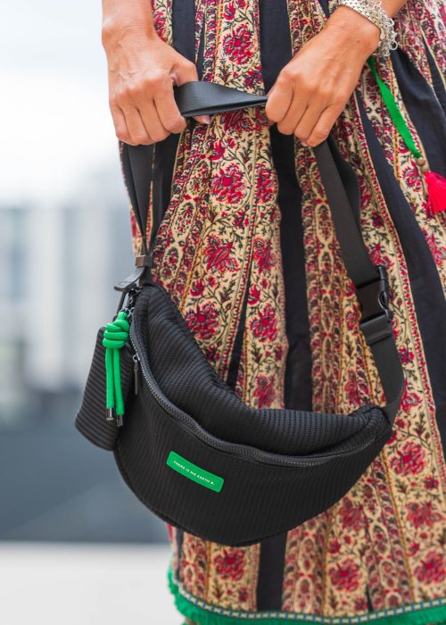 Czarna materiałowa nerka o strukturze prążkowanej z zielonym akcentem i regulowanym paskiem