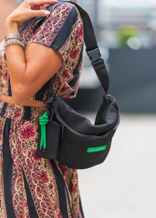 Czarna materiałowa nerka o strukturze prążkowanej z zielonym akcentem i regulowanym paskiem