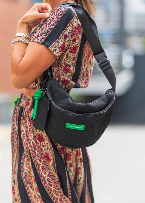 Czarna materiałowa nerka o strukturze prążkowanej z zielonym akcentem i regulowanym paskiem