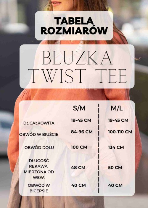 Czarny crop top z odkrytymi plecami i wiązaniem, zestawiony z beżowymi spodniami cargo, tworzy odważny, miejski look.