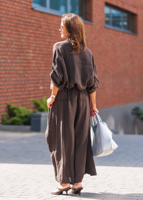 Brązowa lniana koszula z kieszeniami na piersiach, ozdobiona aplikacjami w kształcie kwiatów, w komplecie ze spódnicą w tym samym kolorze