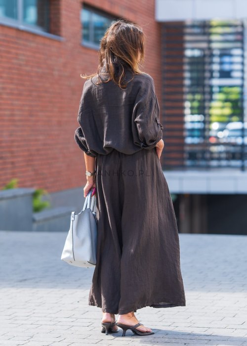 Brązowa lniana koszula z kieszeniami na piersiach, ozdobiona aplikacjami w kształcie kwiatów, w komplecie ze spódnicą w tym samym kolorze