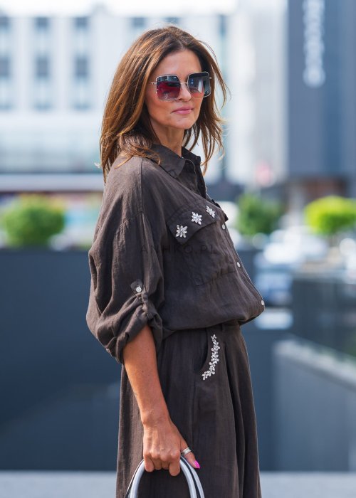 Brązowa lniana koszula z kieszeniami na piersiach, ozdobiona aplikacjami w kształcie kwiatów, w komplecie ze spódnicą w tym samym kolorze