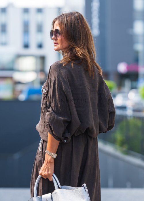 Brązowa lniana koszula z kieszeniami na piersiach, ozdobiona aplikacjami w kształcie kwiatów, w komplecie ze spódnicą w tym samym kolorze