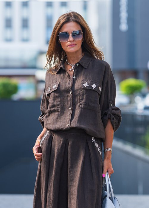 Brązowa lniana koszula z kieszeniami na piersiach, ozdobiona aplikacjami w kształcie kwiatów, w komplecie ze spódnicą w tym samym kolorze