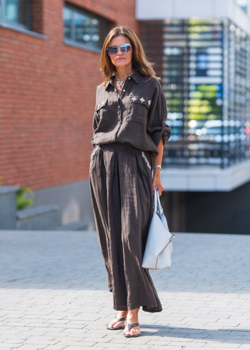 Brązowa lniana koszula z kieszeniami na piersiach, ozdobiona aplikacjami w kształcie kwiatów, w komplecie ze spódnicą w tym samym kolorze