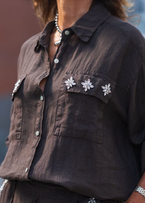 Brązowa lniana koszula z kieszeniami na piersiach, ozdobiona aplikacjami w kształcie kwiatów, w komplecie ze spódnicą w tym samym kolorze
